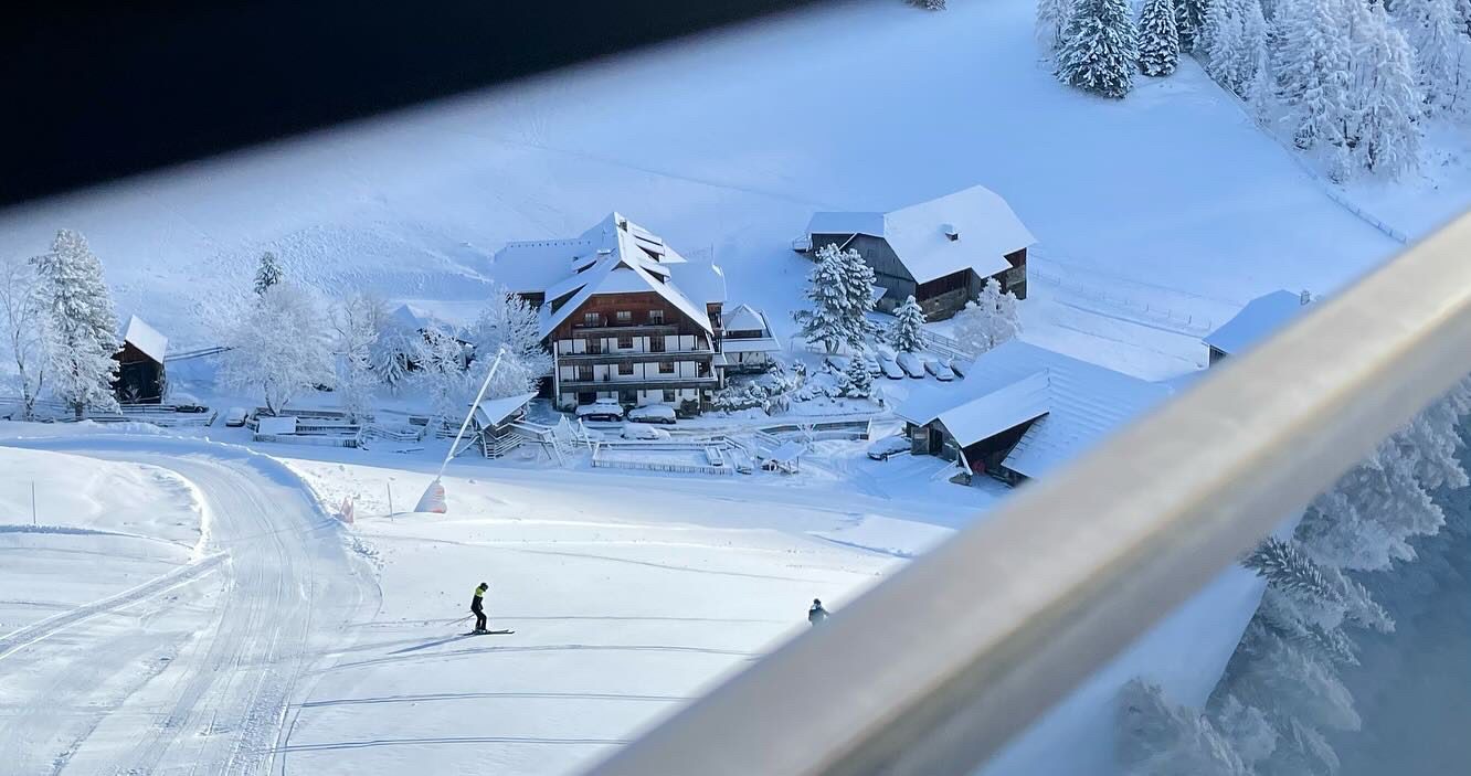 Hotel an Skipiste Skiurlaub Österreich